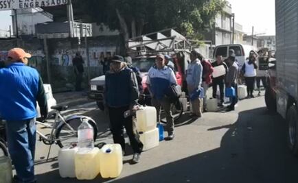 Hacen fila desde anoche y todavía no les venden gasolina en Neza