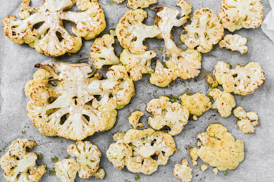 Coliflor rostizada con aderezo de yogurt y mayonesa