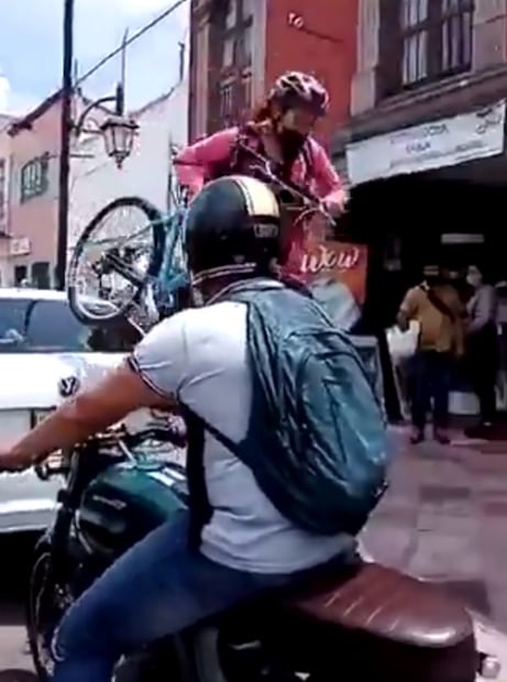 Ciclista pasa por encima de automóvil que obstruía ciclovía en Querétaro 