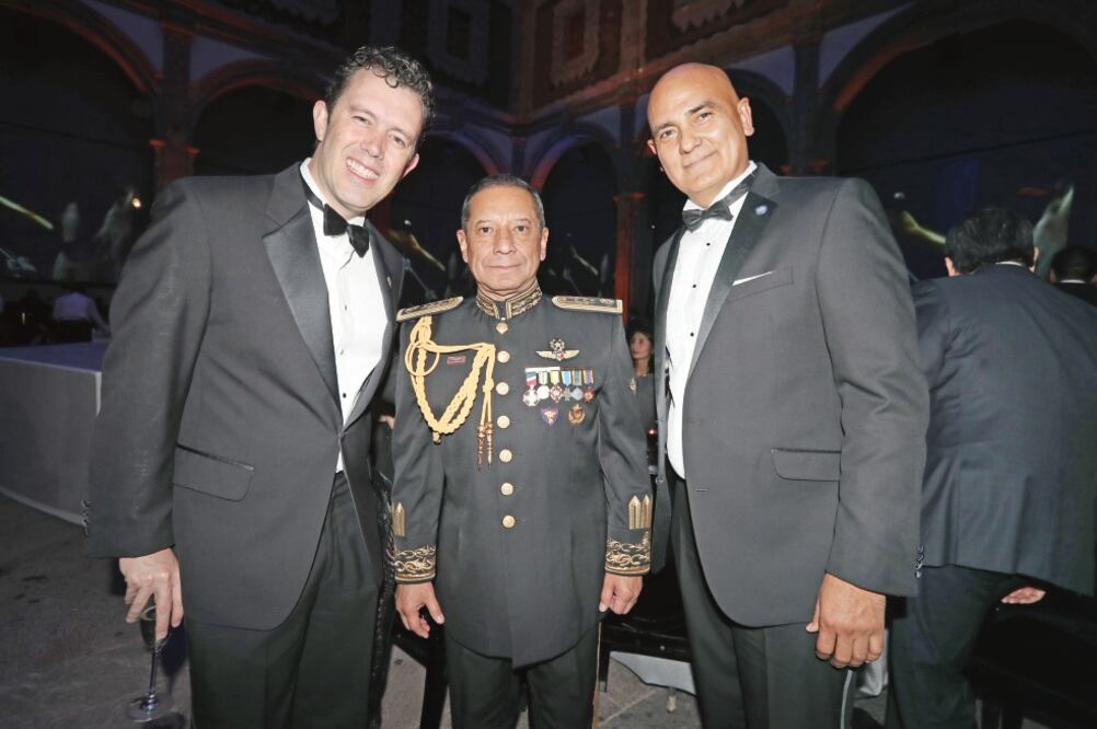 Larry Rubin, presidente del Partido Republicano en México; el general Carlos Antonio Rodriguez, y Mario González, secretario general de la ASPA, en la entrega de condecoraciones por horas de vuelo por parte de la asociación. (BERENICE FREGOSO. EL UNIVERS)