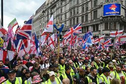 Miles de personas marchan en Londres en protesta de ultraderecha y en una contramanifestación; despliegan a 4 mil policías