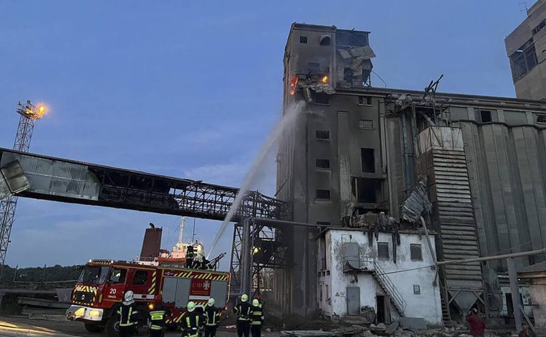 Rescatistas trabajando en el sitio de un ataque con drones en una infraestructura portuaria en Odesa. Foto: EFE