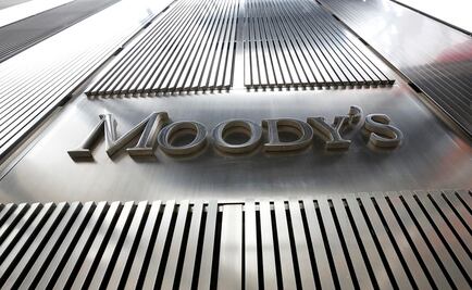 Moody’s rebaja calificación crediticia de Estados Unidos; refleja aumento de su deuda pública