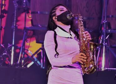 Saxofonista Elena Ríos hace vibrar el Zócalo junto a la Maldita Vecindad