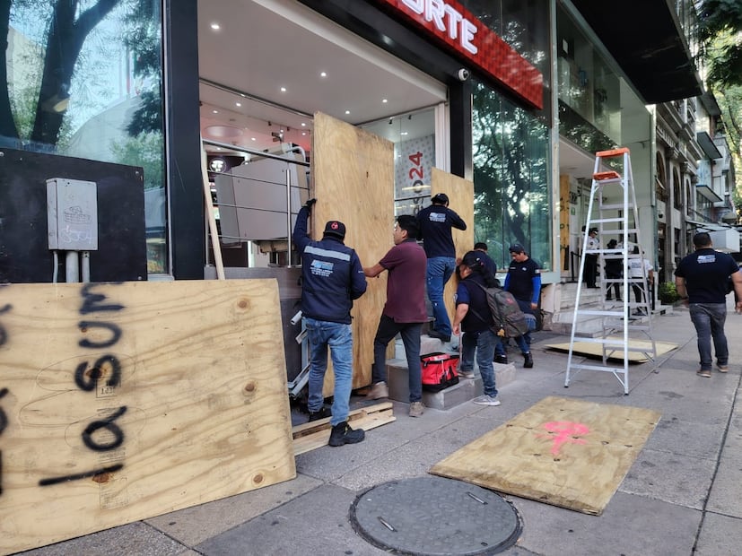 "Es por precaución, pero nosotros sólo colocamos las protecciones, los dueños nos llaman y nosotros les trabajamos", dijo un hombre que colocaba tapiales. (Foto: Fabián Evaristo/ EL UNIVERSAL)
