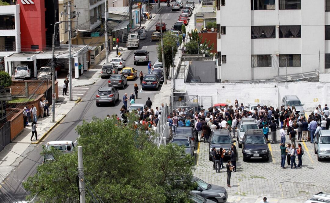 La gente en la ciudad de Quito, Ecuador, salió a las calles esta mañana cuando ocurrió la réplica (Foto: Reuters)