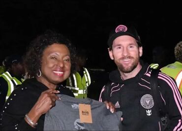 Lionel Messi recibió un particular regalo relacionado a Bob Marley en su llegada a Jamaica