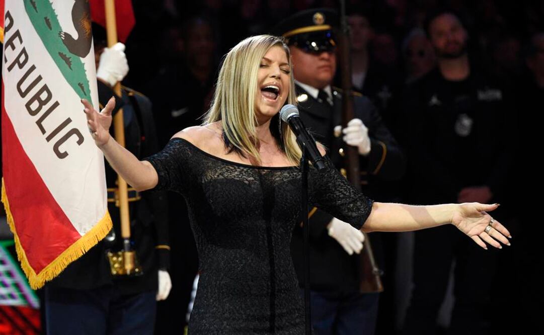 Fergie hizo inusual interpretación. FOTO: AP
