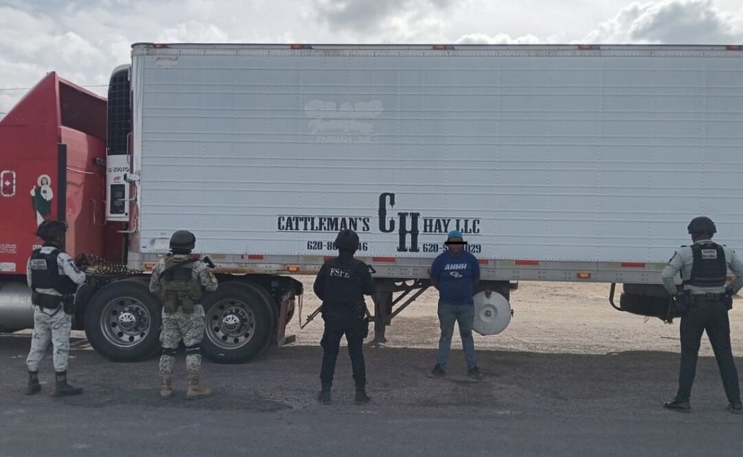 Tráiler con veinte toneladas de manzana regresa a su dueño; detienen a joven que las robo.
Foto: Especial.