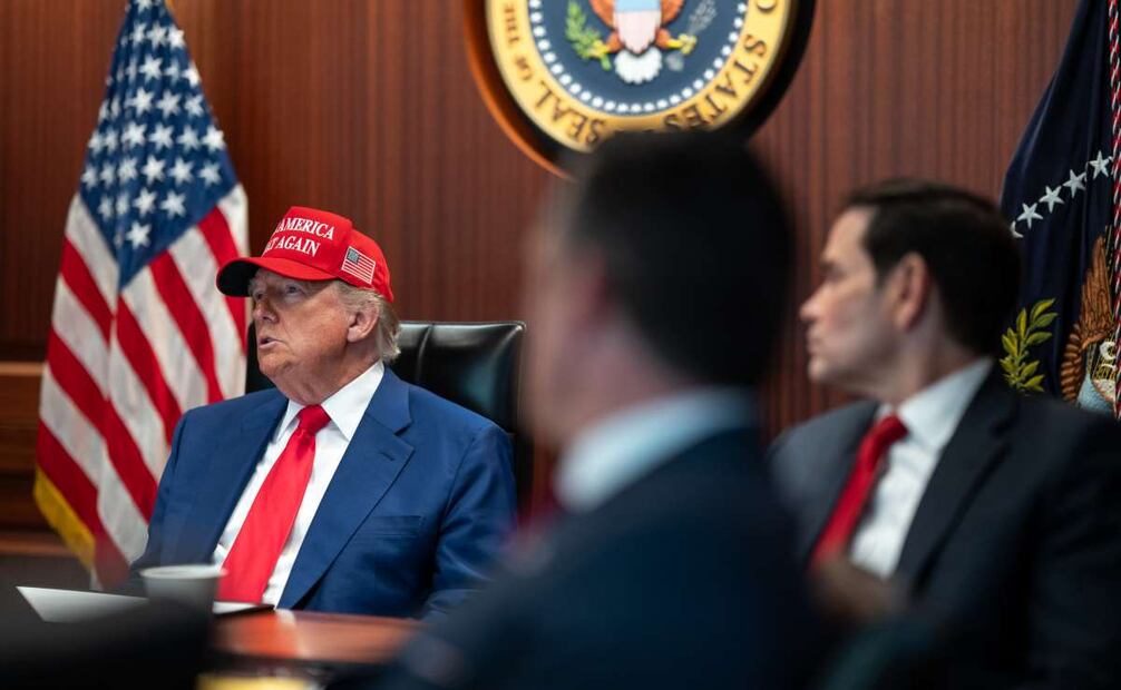 El presidente Donald Trump en la Sala de Crisis. Foto: X @WhiteHouse