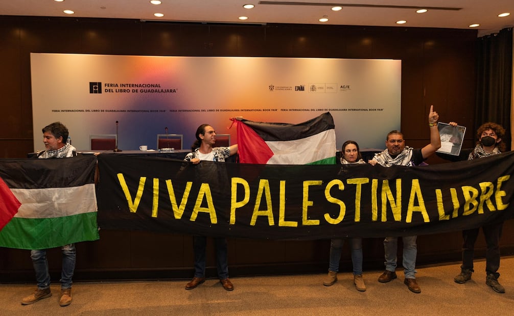 Manifestantes a favor de Palestina irrumpen en la FIL Guadalajara. Foto: Hugo Salvador/ EL UNIVERSAL.
