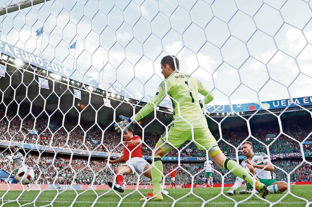 Gareth McAuley (der.) clareó a su portero y decretó la derrota (MARTIN MEISSNER. AP)