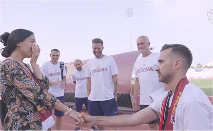 VIDEO: Aficionado a la Roma pide matrimonio frente a José Mourinho