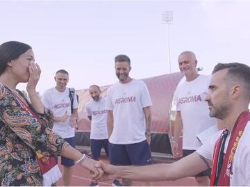 VIDEO: Aficionado a la Roma pide matrimonio frente a José Mourinho