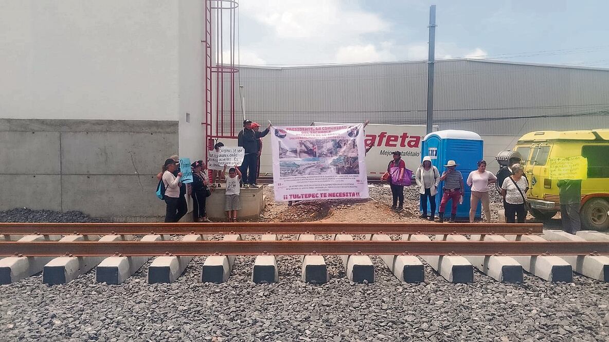 Los pobladores se dividieron en tres frentes para evitar que los trabajadores de la obra continuaran con su labor.  Foto Especial