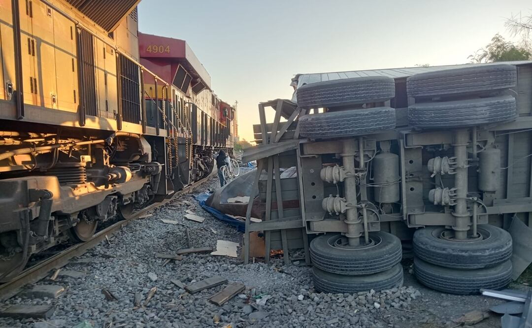 Tráiler se impacta contra tren en Guadalupe, Nuevo León; hay cierre total de la circulación. Foto: Especial