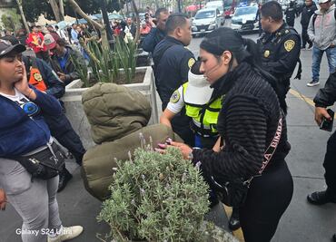 Balean a comerciante ambulante de nacionalidad colombiana en pleno Zócalo de CDMX; hay un detenido