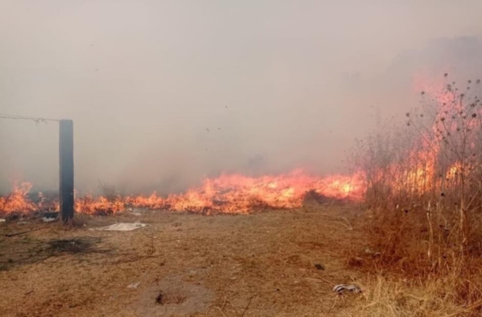Controlan incendio en pastizales de San Juan Ixhuatepec