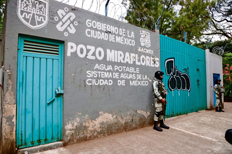Elementos de la Guardia Nacional vigilan los 11 pozos ubicados en las
alcaldías Benito Juárez y Álvaro Obregón, informó Martí Batres Foto: Valente Rosas