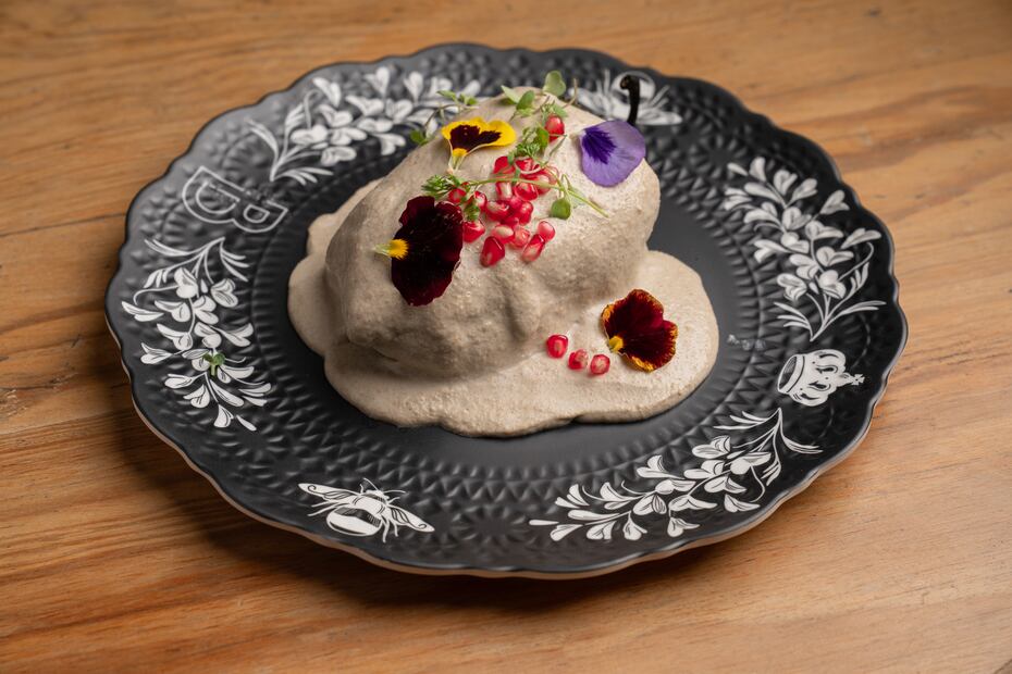 Chile en nogada contemporáneo del restaurante Angelopolitano. Foto: Uriel Zambrano / Cortesía