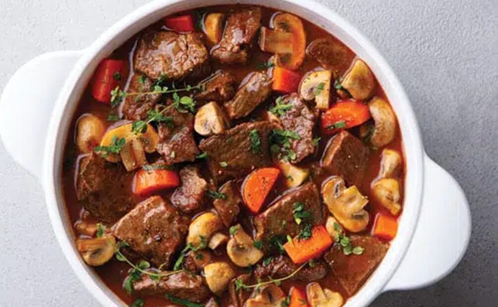 El clásico estofado de res francés, boeuf bourguignon. Foto: Shutterstock
