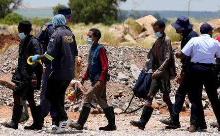 Operativo de Interpol en África contra la minería ilegal deja 200 detenidos; cientos de mineros están atrapados en Sudáfrica