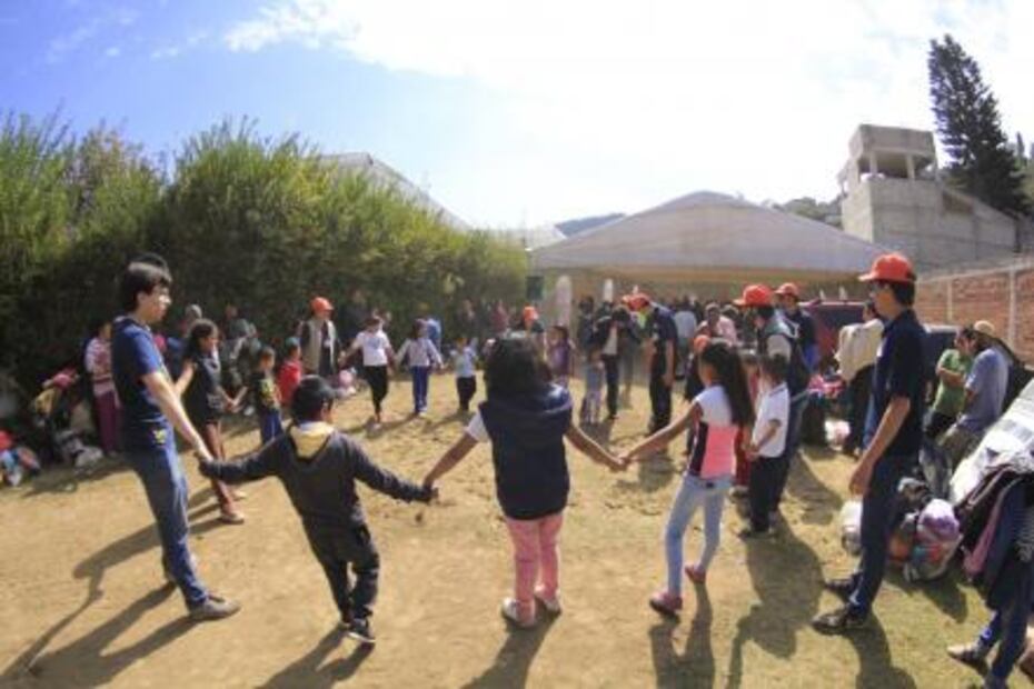 Por sus hijos, padres del Rébsamen ayudan a damnificados