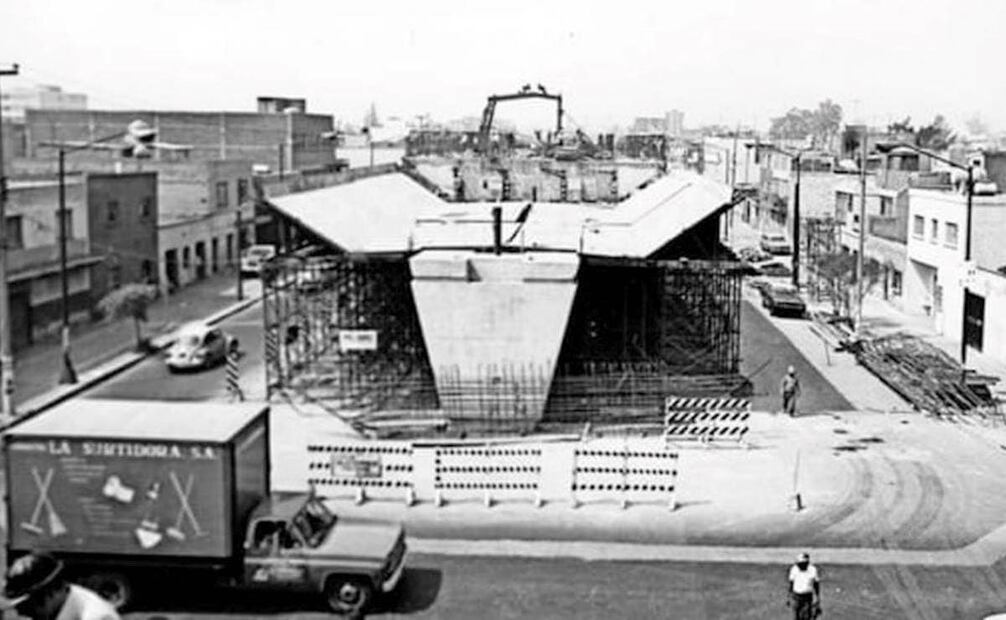 La construcción de la estación Bondojito de la línea 4 en 1979. La vista es hacia el sur, en el cruce de Inguarán (hoy Eje 2 Oriente, avenida Congreso de la Unión) y la Calle Oriente 107. Varios inmuebles que aparecen retratados aún existen. Imagen: Archivo EL UNIVERSAL.