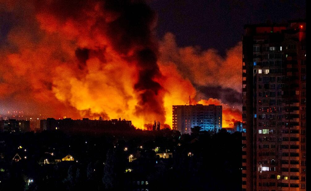 Llamas y humo se observan en la capital ucraniana de Kiev tras los ataques masivos con drones y misiles rusos, el viernes 4 de julio de 2025. Foto: AFP