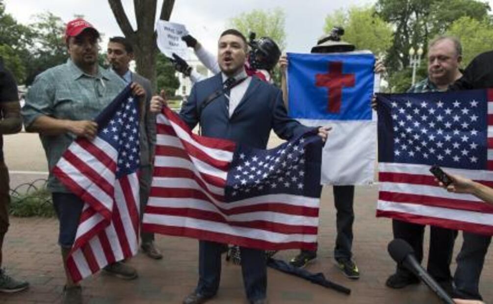 Marcha contra supremacistas "arrincona" a 20 neonazis frente a Casa Blanca