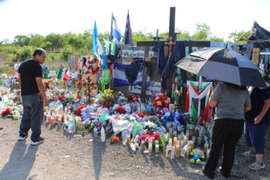 Cruces y veladoras se multiplican en memorial; habitantes de San Antonio recuerdan a migrantes