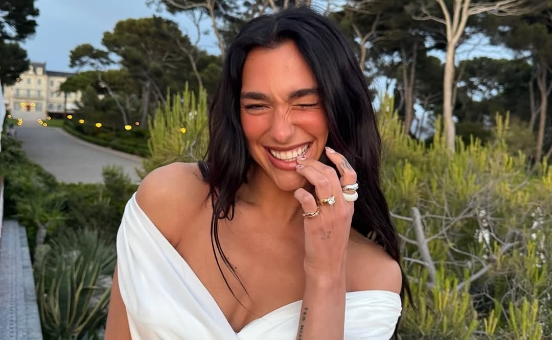 El anillo de compromiso de Dua Lipa no es tradicional. Foto: Especial. Instagram @dualipa