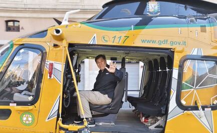 Noroña lanza provocación con foto en un helicóptero del gobierno italiano; llama ruines a críticos de su viaje a Roma