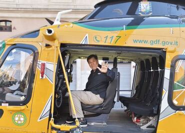 Noroña lanza provocación con foto en un helicóptero del gobierno italiano; llama ruines a críticos de su viaje a Roma