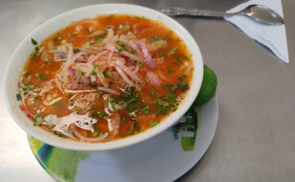Encebollado y lapingachos es lo que encontrarás en este mercado ecuatoriano