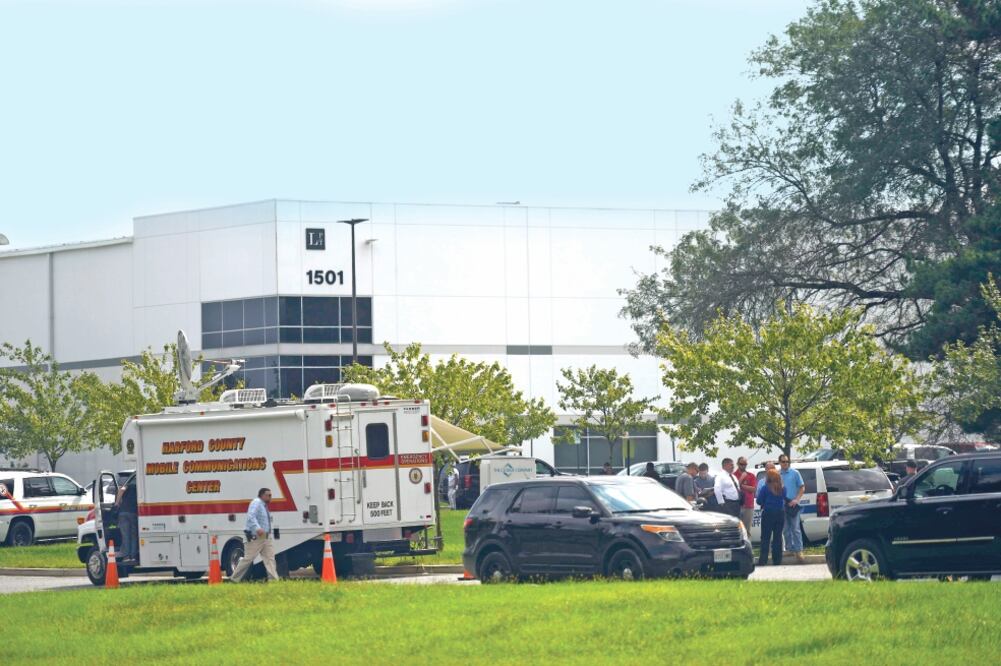 La policía acordonó ayer los alrededores del centro de distribución de la cadena de farmacias Rite Aid, en Aberdeen, Maryland, donde se registró un tiroteo. Foto: AFP