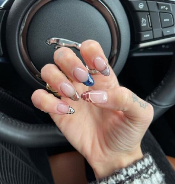 El manicure craquelado de Dua Lipa ideal para estas fechas