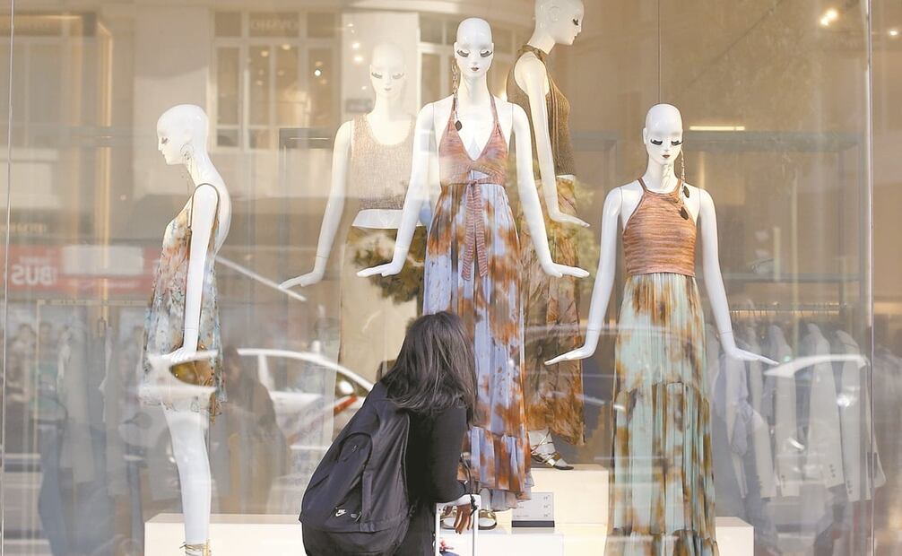 25 de cada 100 empleados de comercios de ropa y calzado con salarios de pobreza. Foto: EL UNIVERSAL