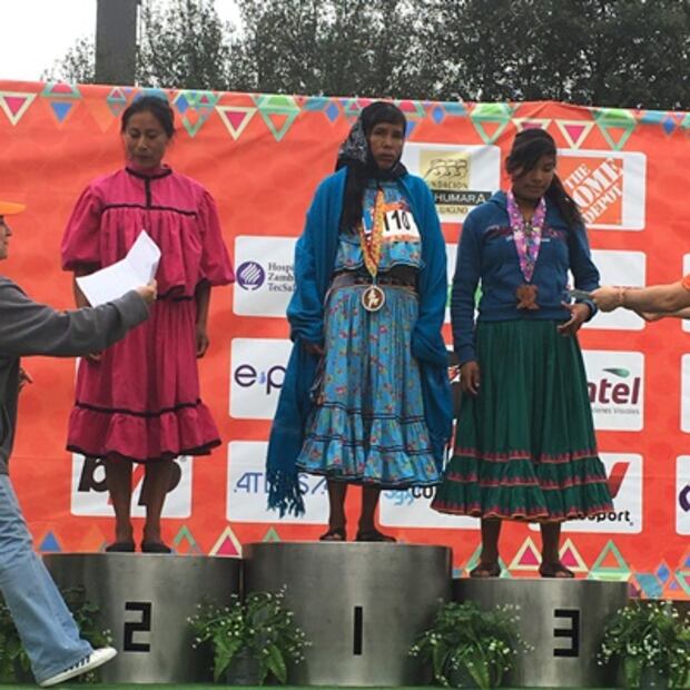Tarahumara ganador de maratón diseña su propia medalla