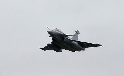 Chocan 2 aviones de la Fuerza Aérea de Francia, buscan a dos tripulantes