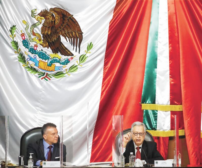 Manuel Bartlett Díaz, director de la CFE (der.), dijo que se están negociando los contratos vigentes con algunas compañías. DIEGO SIMÓN SANCHEZ. EL UNIVERSAL