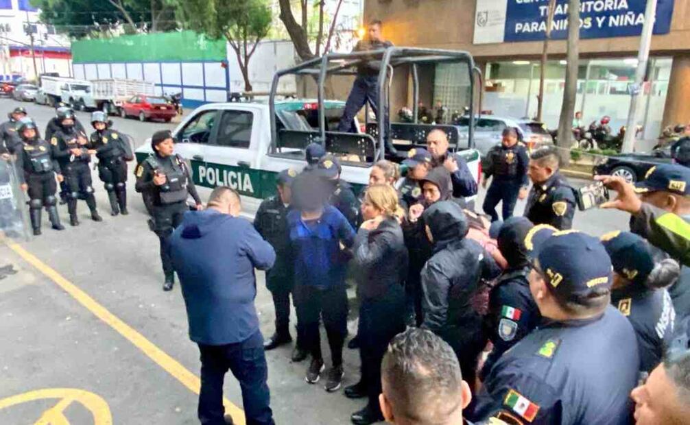 Policías preventivos de la CDMX, presentaron a tres detenidos, dos mujeres y un hombre, presuntamente responsables de asesinar a un policía en Topilejo. Foto: Valente Rosas/EL UNIVERSAL