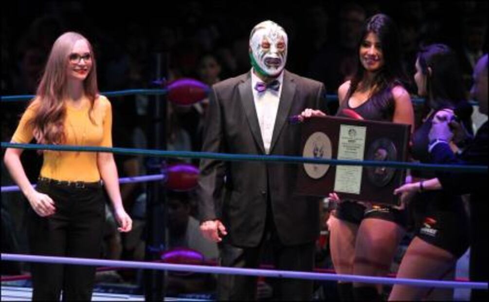 Mil Máscaras recibe homenaje en Arena México