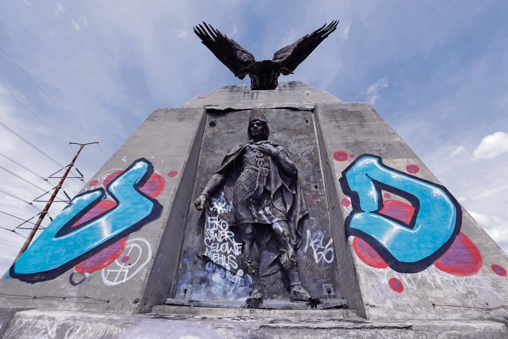 Monumento a La Raza, en el abandono