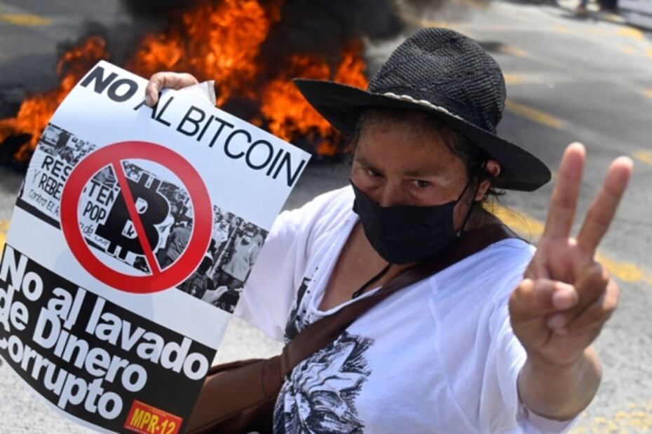 Protestan en El Salvador contra la reelección presidencial y el bitcoin