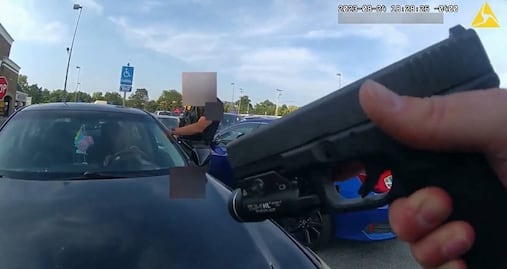 Acusan de asesinato a oficial que le disparó a joven afroestadounidense embarazada