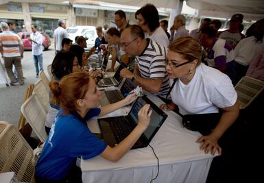 Venezuela: Oposición afirma que superó firmas para revocatorio