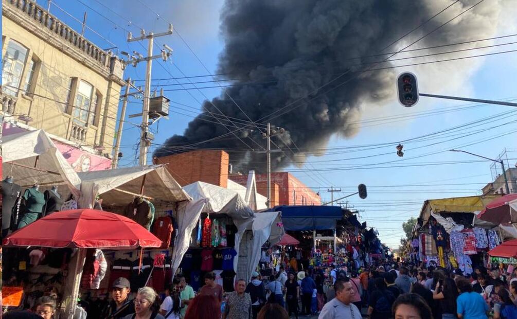 Servicios de emergencia acuden hacia República de Nicaragua a la altura de  Aztecas por incendio, evita la zona. Foto: Valente Rosas/El Universal