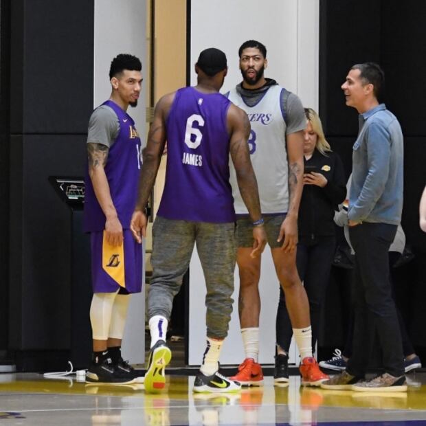 LeBron James llega al entrenamiento con tenis de Kobe Bryant