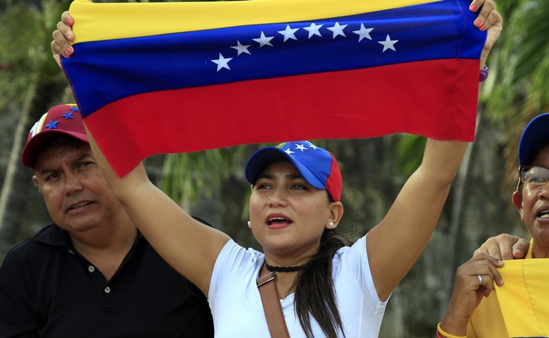 Un grupo de venezolanos residentes en Colombia protesta contra de la elección de la Asamblea Nacional Constituyente (ANC) que se desarrolla en Venezuela (Foto: EFE)
